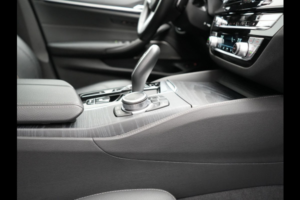 BMW 5 Serie Touring 530e M Sport PHEV 293pk Dealer O.H. | Panodak | Adaptive Cruise | 360 Camera | Harman / Kardon | Lederen Comfortzetels Memory & Verwarmd | Adaptive LED | Apple Carplay | Blis | Sfeerverlichting | Navigatie | DAB | Plug In Hybrid |