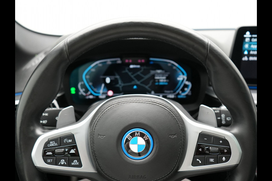 BMW 5 Serie Touring 530e M Sport PHEV 293pk Dealer O.H. | Panodak | Adaptive Cruise | 360 Camera | Harman / Kardon | Lederen Comfortzetels Memory & Verwarmd | Adaptive LED | Apple Carplay | Blis | Sfeerverlichting | Navigatie | DAB | Plug In Hybrid |