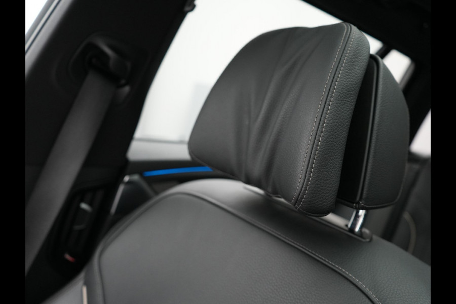 BMW 5 Serie Touring 530e M Sport PHEV 293pk Dealer O.H. | Panodak | Adaptive Cruise | 360 Camera | Harman / Kardon | Lederen Comfortzetels Memory & Verwarmd | Adaptive LED | Apple Carplay | Blis | Sfeerverlichting | Navigatie | DAB | Plug In Hybrid |