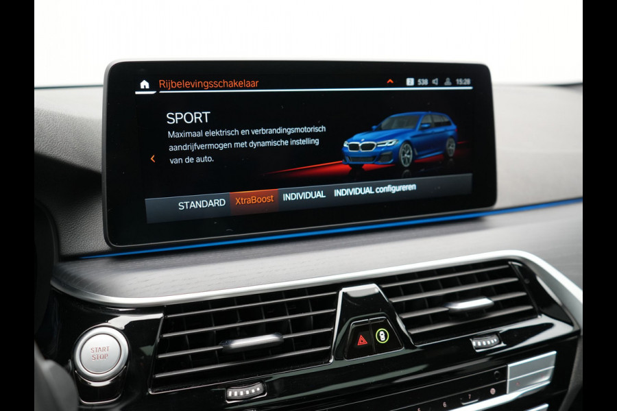 BMW 5 Serie Touring 530e M Sport PHEV 293pk Dealer O.H. | Panodak | Adaptive Cruise | 360 Camera | Harman / Kardon | Lederen Comfortzetels Memory & Verwarmd | Adaptive LED | Apple Carplay | Blis | Sfeerverlichting | Navigatie | DAB | Plug In Hybrid |