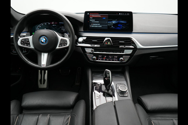 BMW 5 Serie Touring 530e M Sport PHEV 293pk Dealer O.H. | Panodak | Adaptive Cruise | 360 Camera | Harman / Kardon | Lederen Comfortzetels Memory & Verwarmd | Adaptive LED | Apple Carplay | Blis | Sfeerverlichting | Navigatie | DAB | Plug In Hybrid |