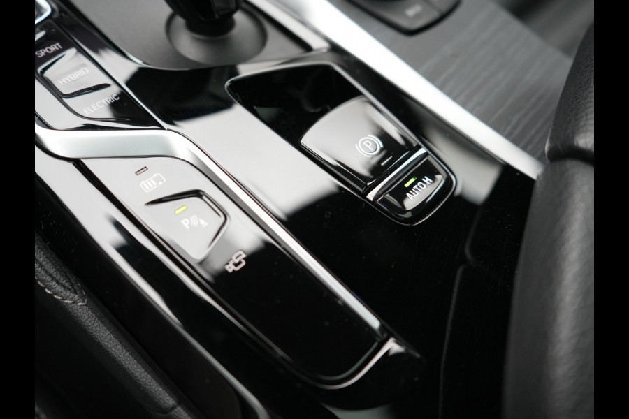 BMW 5 Serie Touring 530e M Sport PHEV 293pk Dealer O.H. | Panodak | Adaptive Cruise | 360 Camera | Harman / Kardon | Lederen Comfortzetels Memory & Verwarmd | Adaptive LED | Apple Carplay | Blis | Sfeerverlichting | Navigatie | DAB | Plug In Hybrid |
