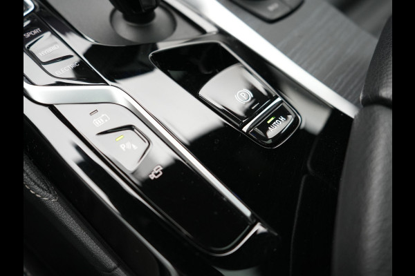 BMW 5 Serie Touring 530e M Sport PHEV 293pk Dealer O.H. | Panodak | Adaptive Cruise | 360 Camera | Harman / Kardon | Lederen Comfortzetels Memory & Verwarmd | Adaptive LED | Apple Carplay | Blis | Sfeerverlichting | Navigatie | DAB | Plug In Hybrid |