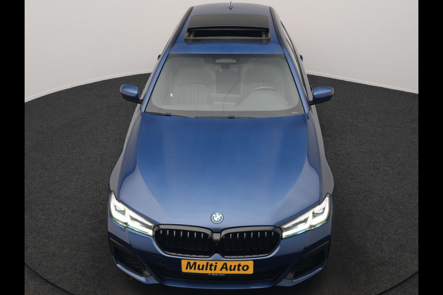 BMW 5 Serie Touring 530e M Sport PHEV 293pk Dealer O.H. | Panodak | Adaptive Cruise | 360 Camera | Harman / Kardon | Lederen Comfortzetels Memory & Verwarmd | Adaptive LED | Apple Carplay | Blis | Sfeerverlichting | Navigatie | DAB | Plug In Hybrid |