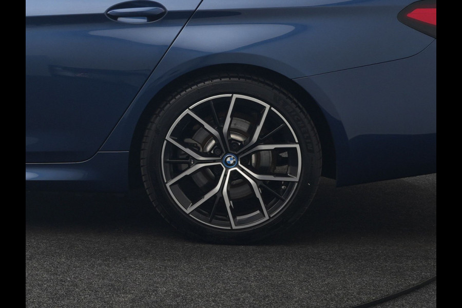 BMW 5 Serie Touring 530e M Sport PHEV 293pk Dealer O.H. | Panodak | Adaptive Cruise | 360 Camera | Harman / Kardon | Lederen Comfortzetels Memory & Verwarmd | Adaptive LED | Apple Carplay | Blis | Sfeerverlichting | Navigatie | DAB | Plug In Hybrid |
