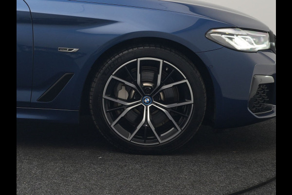 BMW 5 Serie Touring 530e M Sport PHEV 293pk Dealer O.H. | Panodak | Adaptive Cruise | 360 Camera | Harman / Kardon | Lederen Comfortzetels Memory & Verwarmd | Adaptive LED | Apple Carplay | Blis | Sfeerverlichting | Navigatie | DAB | Plug In Hybrid |