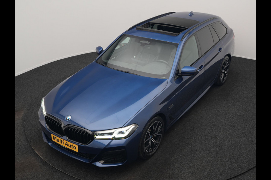 BMW 5 Serie Touring 530e M Sport PHEV 293pk Dealer O.H. | Panodak | Adaptive Cruise | 360 Camera | Harman / Kardon | Lederen Comfortzetels Memory & Verwarmd | Adaptive LED | Apple Carplay | Blis | Sfeerverlichting | Navigatie | DAB | Plug In Hybrid |