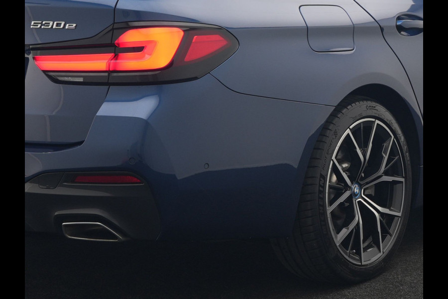 BMW 5 Serie Touring 530e M Sport PHEV 293pk Dealer O.H. | Panodak | Adaptive Cruise | 360 Camera | Harman / Kardon | Lederen Comfortzetels Memory & Verwarmd | Adaptive LED | Apple Carplay | Blis | Sfeerverlichting | Navigatie | DAB | Plug In Hybrid |