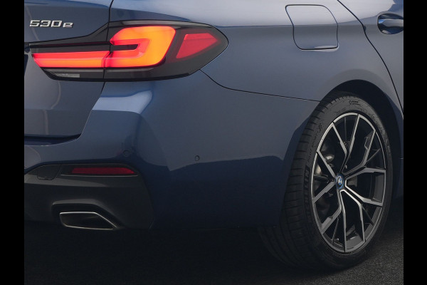 BMW 5 Serie Touring 530e M Sport PHEV 293pk Dealer O.H. | Panodak | Adaptive Cruise | 360 Camera | Harman / Kardon | Lederen Comfortzetels Memory & Verwarmd | Adaptive LED | Apple Carplay | Blis | Sfeerverlichting | Navigatie | DAB | Plug In Hybrid |