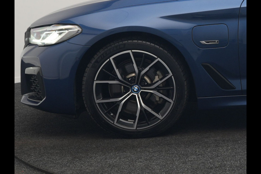 BMW 5 Serie Touring 530e M Sport PHEV 293pk Dealer O.H. | Panodak | Adaptive Cruise | 360 Camera | Harman / Kardon | Lederen Comfortzetels Memory & Verwarmd | Adaptive LED | Apple Carplay | Blis | Sfeerverlichting | Navigatie | DAB | Plug In Hybrid |
