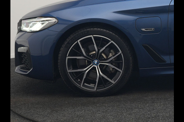 BMW 5 Serie Touring 530e M Sport PHEV 293pk Dealer O.H. | Panodak | Adaptive Cruise | 360 Camera | Harman / Kardon | Lederen Comfortzetels Memory & Verwarmd | Adaptive LED | Apple Carplay | Blis | Sfeerverlichting | Navigatie | DAB | Plug In Hybrid |
