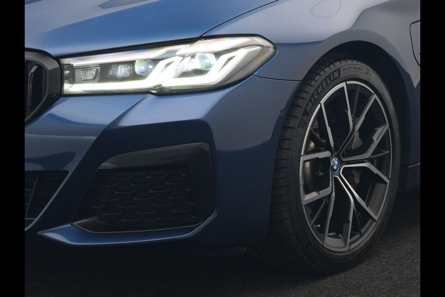 BMW 5 Serie Touring 530e M Sport PHEV 293pk Dealer O.H. | Panodak | Adaptive Cruise | 360 Camera | Harman / Kardon | Lederen Comfortzetels Memory & Verwarmd | Adaptive LED | Apple Carplay | Blis | Sfeerverlichting | Navigatie | DAB | Plug In Hybrid |