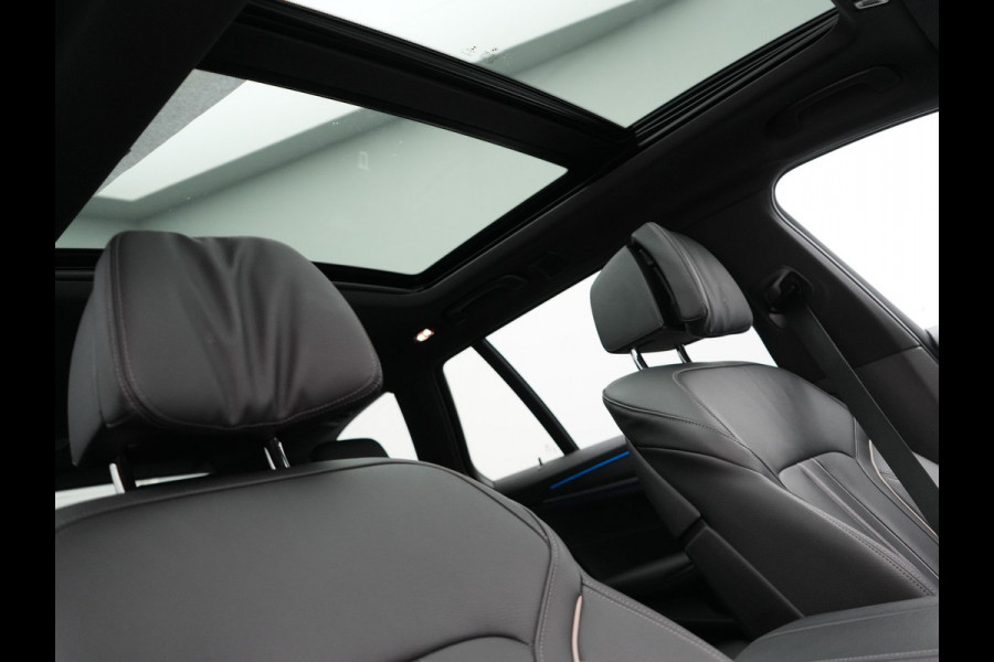 BMW 5 Serie Touring 530e M Sport PHEV 293pk Dealer O.H. | Panodak | Adaptive Cruise | 360 Camera | Harman / Kardon | Lederen Comfortzetels Memory & Verwarmd | Adaptive LED | Apple Carplay | Blis | Sfeerverlichting | Navigatie | DAB | Plug In Hybrid |