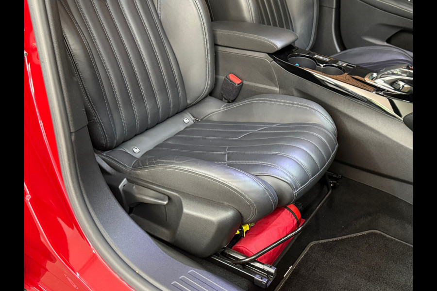 Peugeot 2008 1.2 PureTech GT-line | Leder | 18 inch | Panoramadak | ACC | Dodehoek | Afneembare Trekhaak | Camera