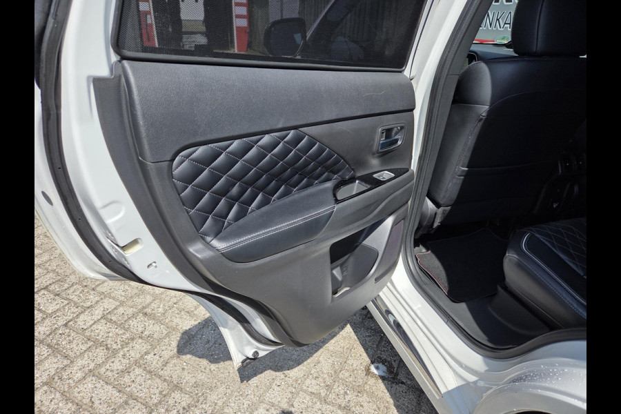Mitsubishi Outlander 2.4 PHEV Instyle 18"/Trekhaak/LED/Leder/Stoel + stuurverwarming/Dodehoek/PDC v+a/360 Camera/Apple Carplay & Android Auto
