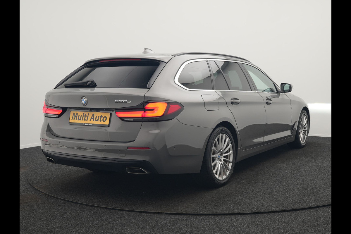 BMW 5 Serie Touring 530e Sportline PHEV 293pk Dealer O.H Bernina Grau Metallic | Trekhaak Afn. | M Sportstuur | Camera | Lederen Sportstoelen Verwarmd | Cruise Control | BMW LED | Hifi Sound | Apple Carplay | Navigatie | Virtual | DAB |  Plug In Hybrid