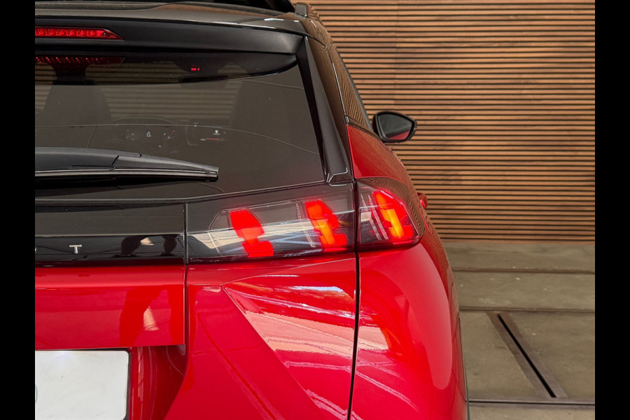 Peugeot 2008 1.2 PureTech GT-line | Leder | 18 inch | Panoramadak | ACC | Dodehoek | Afneembare Trekhaak | Camera