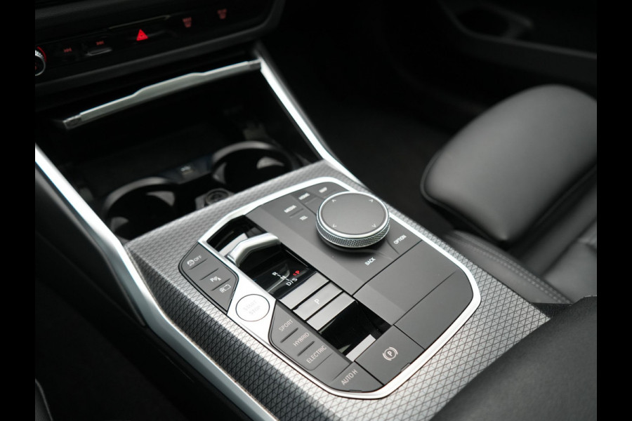 BMW 3 Serie Touring 330e M Sport FACELIFT PHEV 293pk Dealer O.H. | Trekhaak Af Fabriek | Panodak | Harman / Kardon | Sfeerverlichting | Sportstoelen Verwarmd | Widescreen Navi | Apple Carplay | Blis | DAB | Plug In Hybrid |