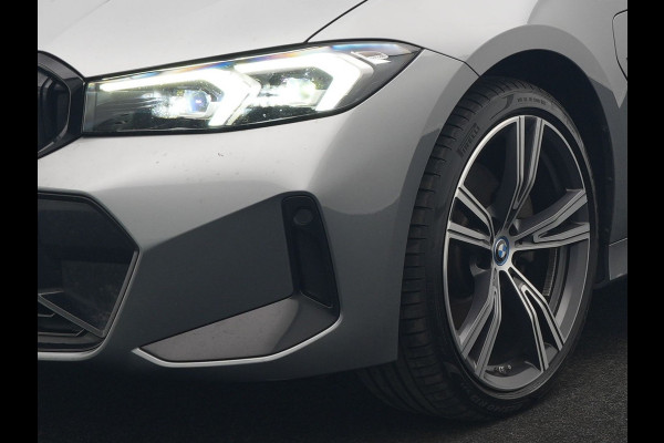 BMW 3 Serie Touring 330e M Sport FACELIFT PHEV 293pk Dealer O.H. | Trekhaak Af Fabriek | Panodak | Harman / Kardon | Sfeerverlichting | Sportstoelen Verwarmd | Widescreen Navi | Apple Carplay | Blis | DAB | Plug In Hybrid |