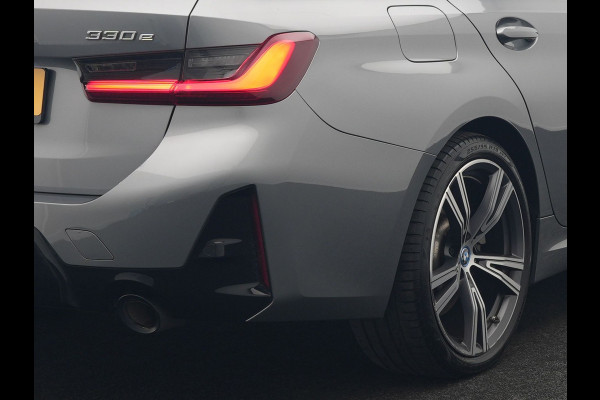 BMW 3 Serie Touring 330e M Sport FACELIFT PHEV 293pk Dealer O.H. | Trekhaak Af Fabriek | Panodak | Harman / Kardon | Sfeerverlichting | Sportstoelen Verwarmd | Widescreen Navi | Apple Carplay | Blis | DAB | Plug In Hybrid |