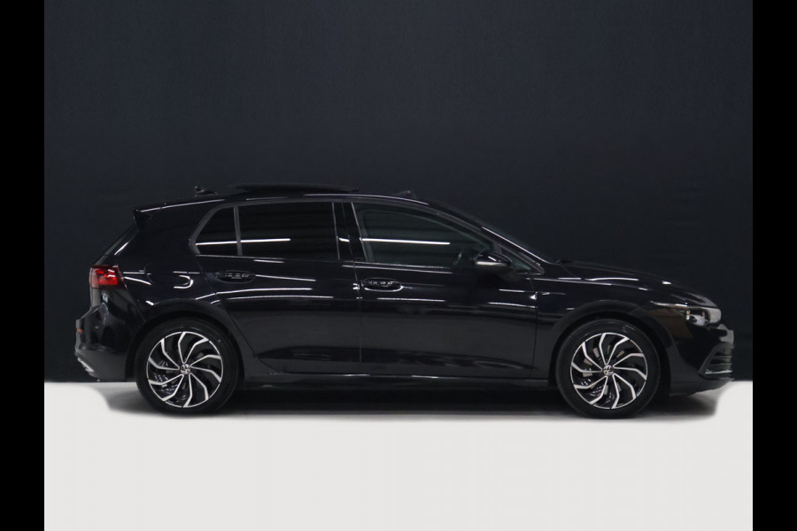 Volkswagen Golf 1.5 eTSI R-Line [SCHUIFKANTELDAK, APPLE CARPLAY, ANDROID, TREKHAAK, MEMORY SEATS, STOEL-/STUURVERWARMING, ADAPTIVE CRUISE, PDC V+A, DIGITAL DASH, SFEERVERLICHTING, NAVIGATIE]