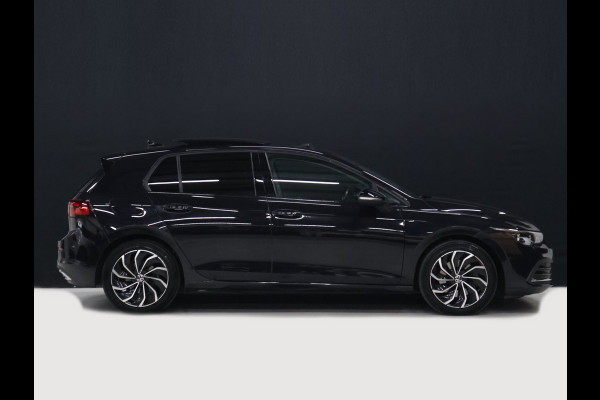 Volkswagen Golf 1.5 eTSI R-Line [SCHUIFKANTELDAK, APPLE CARPLAY, ANDROID, TREKHAAK, MEMORY SEATS, STOEL-/STUURVERWARMING, ADAPTIVE CRUISE, PDC V+A, DIGITAL DASH, SFEERVERLICHTING, NAVIGATIE]