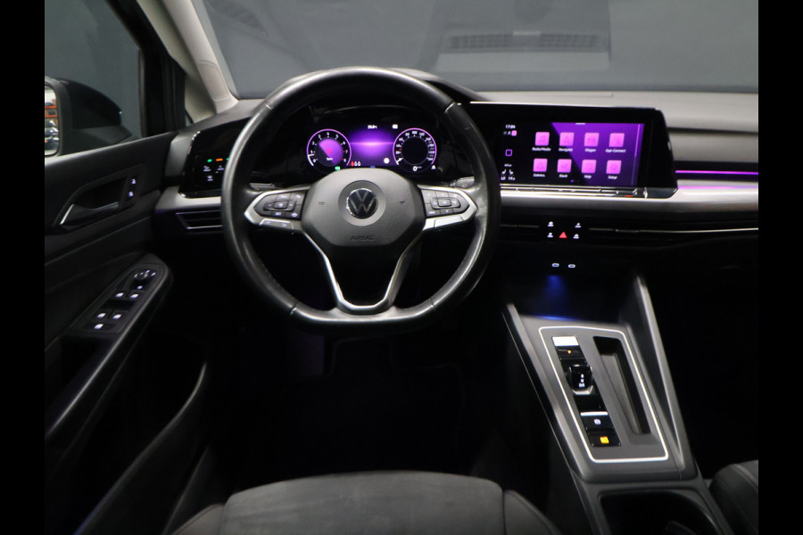 Volkswagen Golf 1.5 eTSI R-Line [SCHUIFKANTELDAK, APPLE CARPLAY, ANDROID, TREKHAAK, MEMORY SEATS, STOEL-/STUURVERWARMING, ADAPTIVE CRUISE, PDC V+A, DIGITAL DASH, SFEERVERLICHTING, NAVIGATIE]