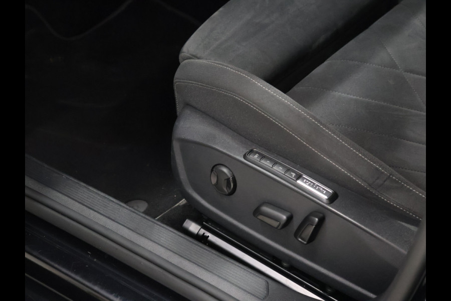Volkswagen Golf 1.5 eTSI R-Line [SCHUIFKANTELDAK, APPLE CARPLAY, ANDROID, TREKHAAK, MEMORY SEATS, STOEL-/STUURVERWARMING, ADAPTIVE CRUISE, PDC V+A, DIGITAL DASH, SFEERVERLICHTING, NAVIGATIE]