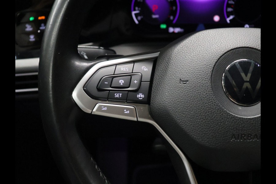 Volkswagen Golf 1.5 eTSI R-Line [SCHUIFKANTELDAK, APPLE CARPLAY, ANDROID, TREKHAAK, MEMORY SEATS, STOEL-/STUURVERWARMING, ADAPTIVE CRUISE, PDC V+A, DIGITAL DASH, SFEERVERLICHTING, NAVIGATIE]