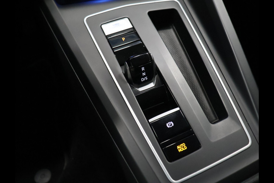 Volkswagen Golf 1.5 eTSI R-Line [SCHUIFKANTELDAK, APPLE CARPLAY, ANDROID, TREKHAAK, MEMORY SEATS, STOEL-/STUURVERWARMING, ADAPTIVE CRUISE, PDC V+A, DIGITAL DASH, SFEERVERLICHTING, NAVIGATIE]