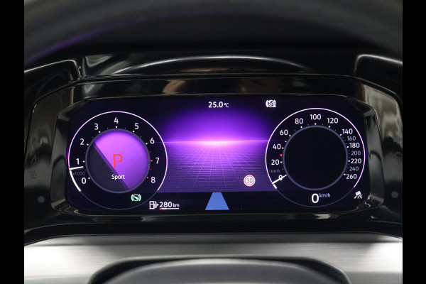 Volkswagen Golf 1.5 eTSI R-Line [SCHUIFKANTELDAK, APPLE CARPLAY, ANDROID, TREKHAAK, MEMORY SEATS, STOEL-/STUURVERWARMING, ADAPTIVE CRUISE, PDC V+A, DIGITAL DASH, SFEERVERLICHTING, NAVIGATIE]