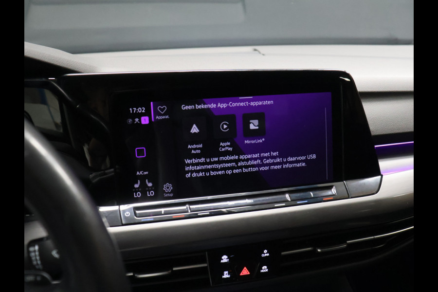 Volkswagen Golf 1.5 eTSI R-Line [SCHUIFKANTELDAK, APPLE CARPLAY, ANDROID, TREKHAAK, MEMORY SEATS, STOEL-/STUURVERWARMING, ADAPTIVE CRUISE, PDC V+A, DIGITAL DASH, SFEERVERLICHTING, NAVIGATIE]