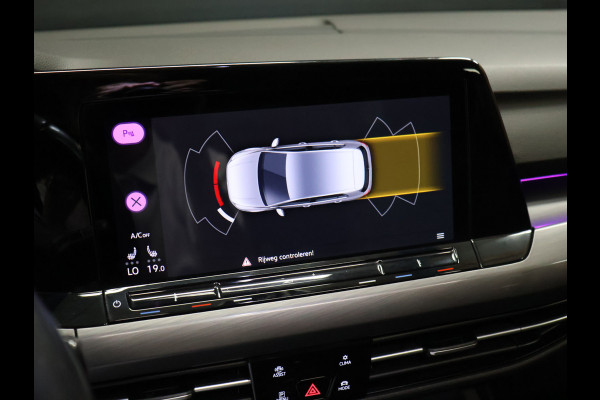 Volkswagen Golf 1.5 eTSI R-Line [SCHUIFKANTELDAK, APPLE CARPLAY, ANDROID, TREKHAAK, MEMORY SEATS, STOEL-/STUURVERWARMING, ADAPTIVE CRUISE, PDC V+A, DIGITAL DASH, SFEERVERLICHTING, NAVIGATIE]
