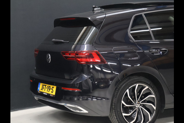Volkswagen Golf 1.5 eTSI R-Line [SCHUIFKANTELDAK, APPLE CARPLAY, ANDROID, TREKHAAK, MEMORY SEATS, STOEL-/STUURVERWARMING, ADAPTIVE CRUISE, PDC V+A, DIGITAL DASH, SFEERVERLICHTING, NAVIGATIE]