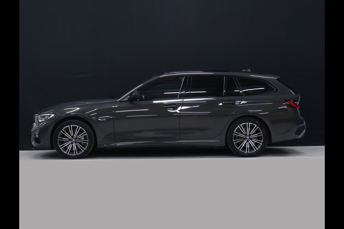 BMW 3 Serie Touring 330e xDrive M Sport [SCHUIFKANTELDAK, TREKHAAK, APPLE CARPLAY, ANDROID, CAMERA, STOELVERWARMING, PDC V+A, CRUISE, CLIMATE 3-ZONE, LASERLICHT, HIFI AUDIO, COMFORT ACCESS, DIGITAL DASH, ELEKTRISCHE ACHTERKLEP, NIE