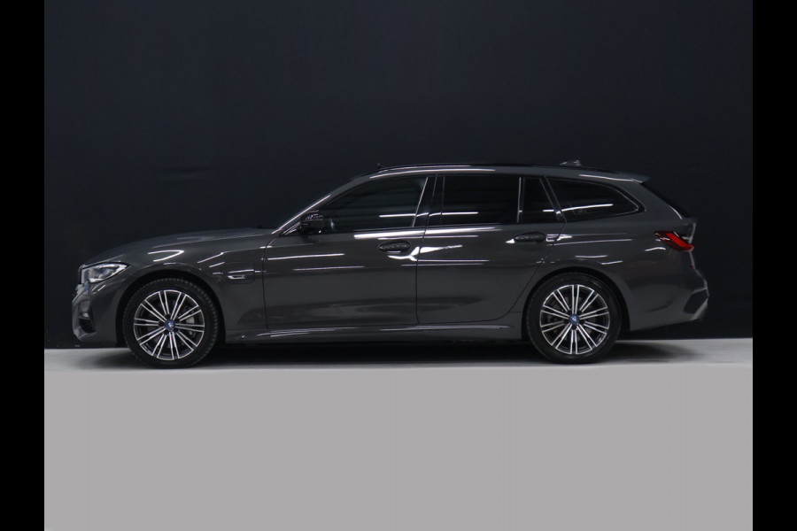 BMW 3 Serie Touring 330e xDrive M Sport [SCHUIFKANTELDAK, TREKHAAK, APPLE CARPLAY, ANDROID, CAMERA, STOELVERWARMING, PDC V+A, CRUISE, CLIMATE 3-ZONE, LASERLICHT, HIFI AUDIO, COMFORT ACCESS, DIGITAL DASH, ELEKTRISCHE ACHTERKLEP, NIE