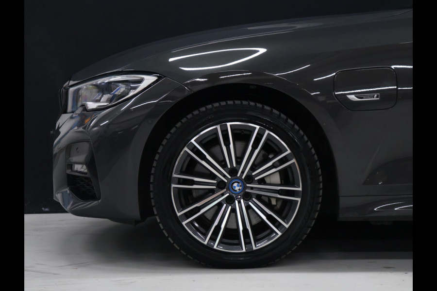 BMW 3 Serie Touring 330e xDrive M Sport [SCHUIFKANTELDAK, TREKHAAK, APPLE CARPLAY, ANDROID, CAMERA, STOELVERWARMING, PDC V+A, CRUISE, CLIMATE 3-ZONE, LASERLICHT, HIFI AUDIO, COMFORT ACCESS, DIGITAL DASH, ELEKTRISCHE ACHTERKLEP, NIE