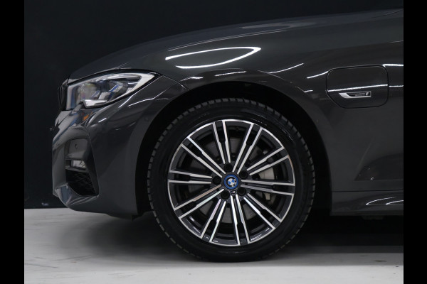 BMW 3 Serie Touring 330e xDrive M Sport [SCHUIFKANTELDAK, TREKHAAK, APPLE CARPLAY, ANDROID, CAMERA, STOELVERWARMING, PDC V+A, CRUISE, CLIMATE 3-ZONE, LASERLICHT, HIFI AUDIO, COMFORT ACCESS, DIGITAL DASH, ELEKTRISCHE ACHTERKLEP, NIE