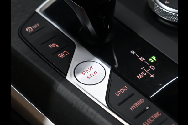 BMW 3 Serie Touring 330e xDrive M Sport [SCHUIFKANTELDAK, TREKHAAK, APPLE CARPLAY, ANDROID, CAMERA, STOELVERWARMING, PDC V+A, CRUISE, CLIMATE 3-ZONE, LASERLICHT, HIFI AUDIO, COMFORT ACCESS, DIGITAL DASH, ELEKTRISCHE ACHTERKLEP, NIE