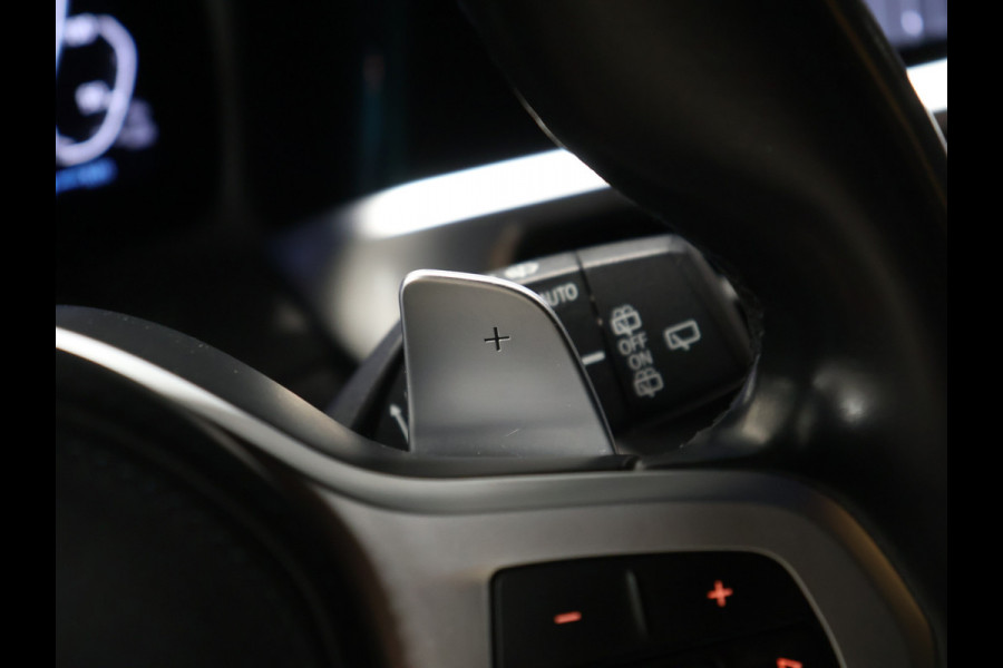 BMW 3 Serie Touring 330e xDrive M Sport [SCHUIFKANTELDAK, TREKHAAK, APPLE CARPLAY, ANDROID, CAMERA, STOELVERWARMING, PDC V+A, CRUISE, CLIMATE 3-ZONE, LASERLICHT, HIFI AUDIO, COMFORT ACCESS, DIGITAL DASH, ELEKTRISCHE ACHTERKLEP, NIE