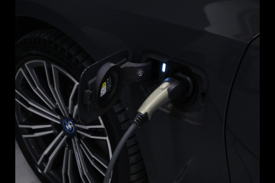 BMW 3 Serie Touring 330e xDrive M Sport [SCHUIFKANTELDAK, TREKHAAK, APPLE CARPLAY, ANDROID, CAMERA, STOELVERWARMING, PDC V+A, CRUISE, CLIMATE 3-ZONE, LASERLICHT, HIFI AUDIO, COMFORT ACCESS, DIGITAL DASH, ELEKTRISCHE ACHTERKLEP, NIE