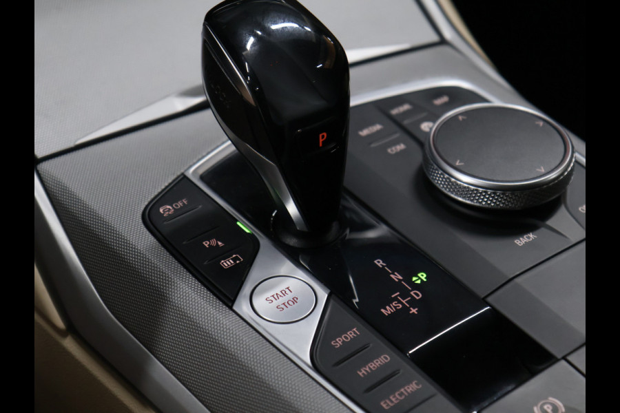 BMW 3 Serie Touring 320e Business Edition Plus [SCHUIFKANTELDAK, APPLE CARPLAY, ANDROID, STOELVERWARMING, PDC V+A, CRUISE, CLIMATE 3-ZONE, LASERLICHT, COMFORT ACCESS, VOL LEDER, DIGITAL DASH, ELEK. ACHTERKLEP, NIEUWSTAAT]