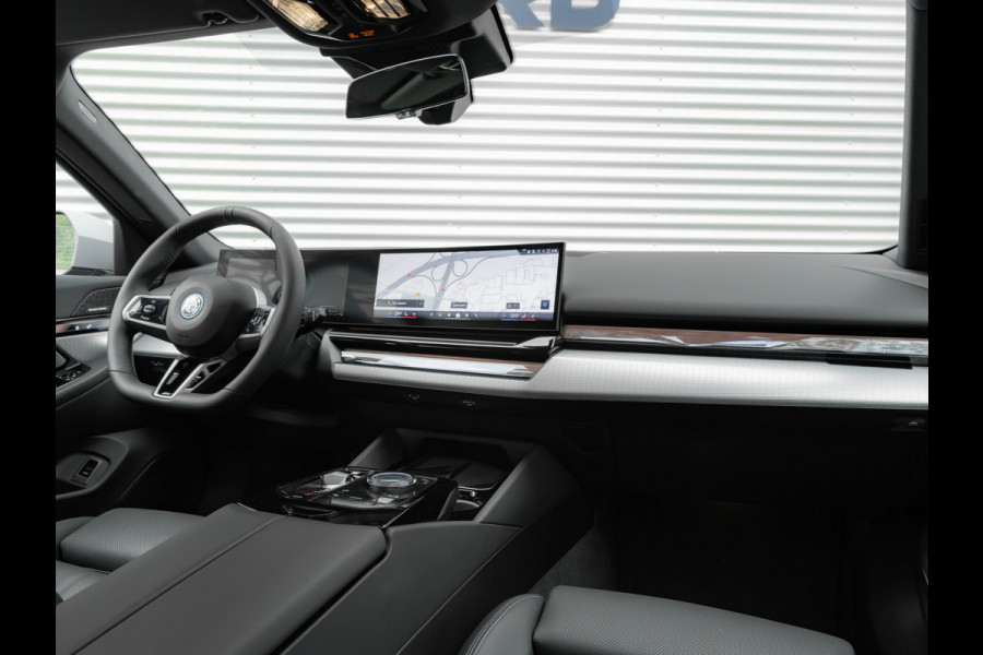 BMW 5 Serie Touring 530e M-Sport Pro - Pano - Trekhaak - ACC - Head-up - Harman Kardon