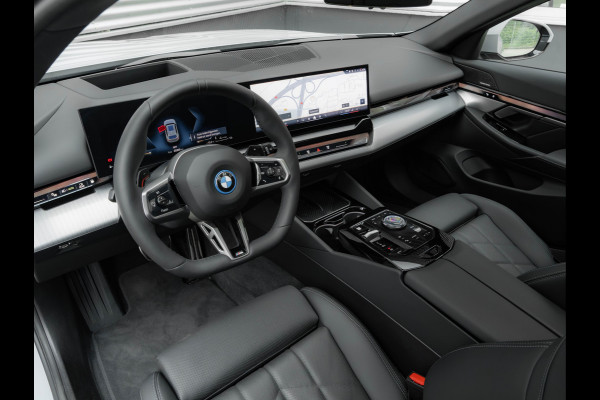 BMW 5 Serie Touring 530e M-Sport Pro - Pano - Trekhaak - ACC - Head-up - Harman Kardon