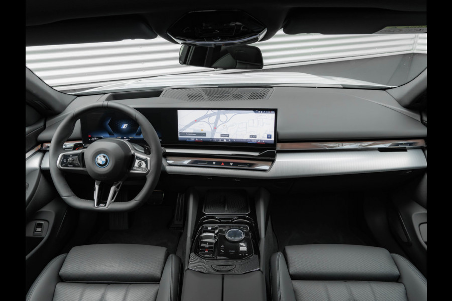BMW 5 Serie Touring 530e M-Sport Pro - Pano - Trekhaak - ACC - Head-up - Harman Kardon