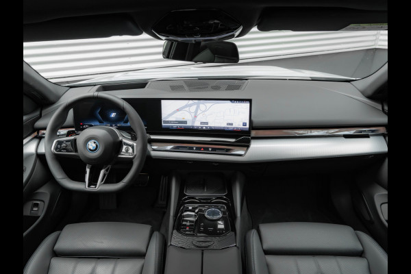 BMW 5 Serie Touring 530e M-Sport Pro - Pano - Trekhaak - ACC - Head-up - Harman Kardon