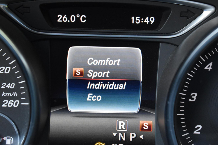 Mercedes-Benz GLA 180 Business Solution AMG Pano Stoelvw