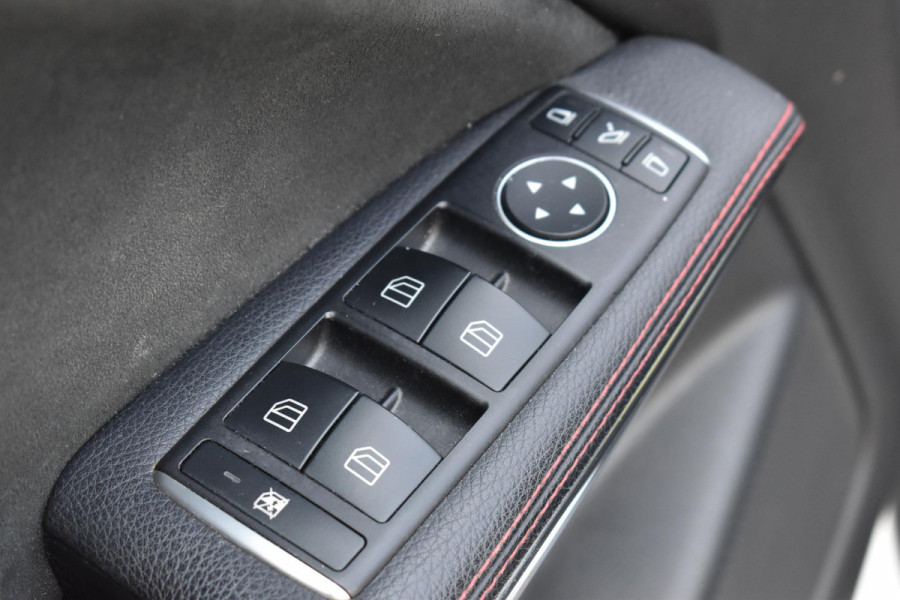 Mercedes-Benz GLA 180 Business Solution AMG Pano Stoelvw