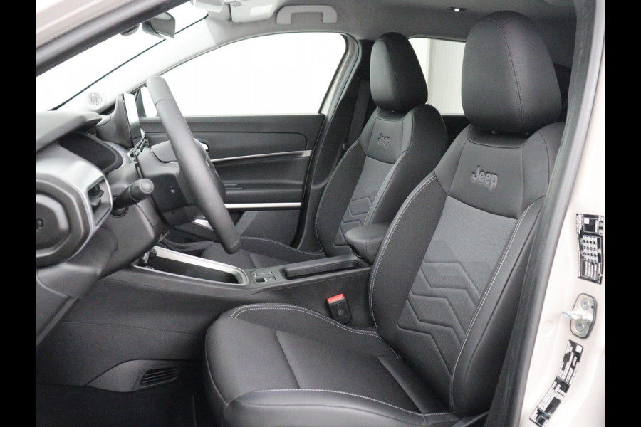 Jeep Avenger Avenger 54 kWh | SOH 97,6% | 3 Fase | Carplay | Adaptive cruise | Camera | Half leer | LM | LED | Climate control | Parkeersensoren