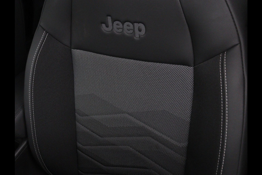 Jeep Avenger Avenger 54 kWh | SOH 97,6% | 3 Fase | Carplay | Adaptive cruise | Camera | Half leer | LM | LED | Climate control | Parkeersensoren
